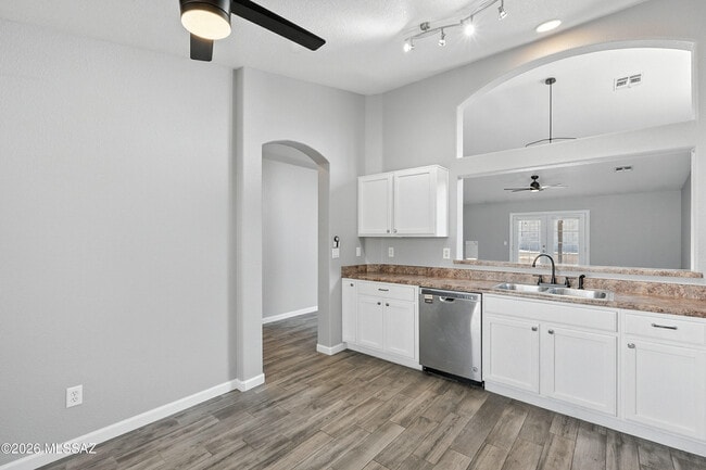 Building Photo - 8515 Placita De Lorena