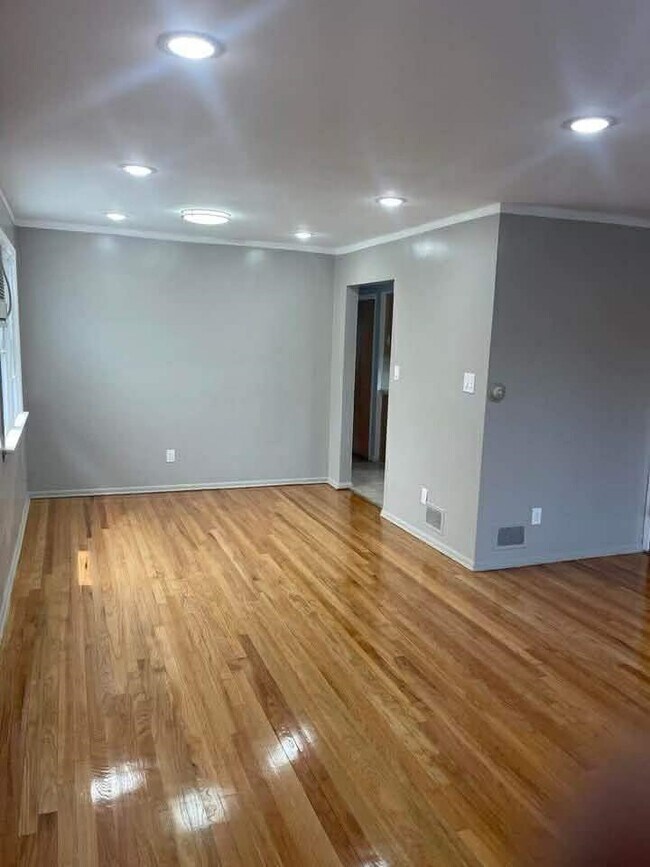 Building Photo - 22 E 18th St