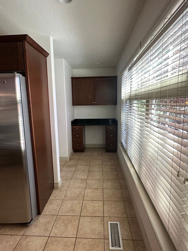 Building Photo - GET $1000 OFF THE FIRST MONTHS RENT!!!