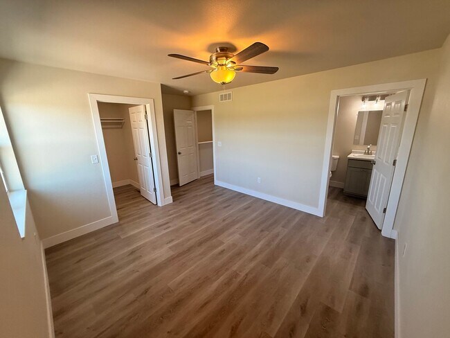 Building Photo - 3040 Bennington Pl