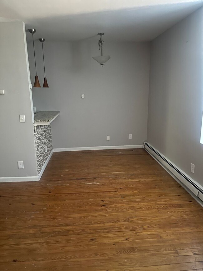 Building Photo - Corryville Condo_ Heat Paid