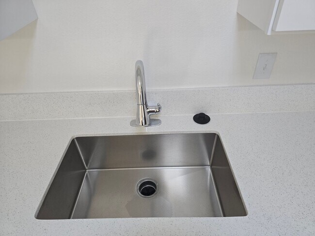 Building Photo - *!~!* WoW *!~!* Absolutely STUNNING Pet Friendly Remodeled 2 Bed Apt. *!~!* wOw *!~!*