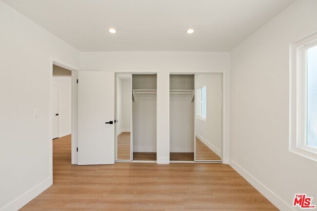 Building Photo - 352 S Doheny Dr