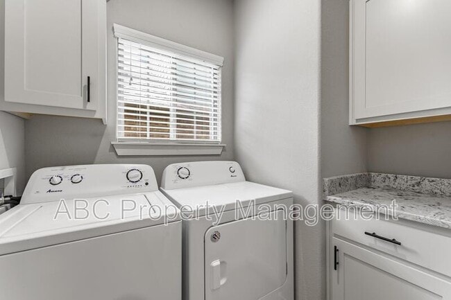 Building Photo - 3305 SW Hillstone Ave