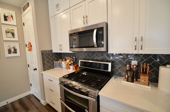 Building Photo - 3 bd/2.5 ba Townhome!