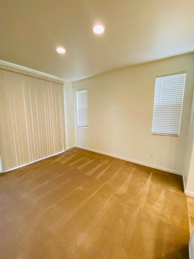 Building Photo - Westlake Winner... Walk to Parks & Schools 3 Bedroom 2.5 Baths
