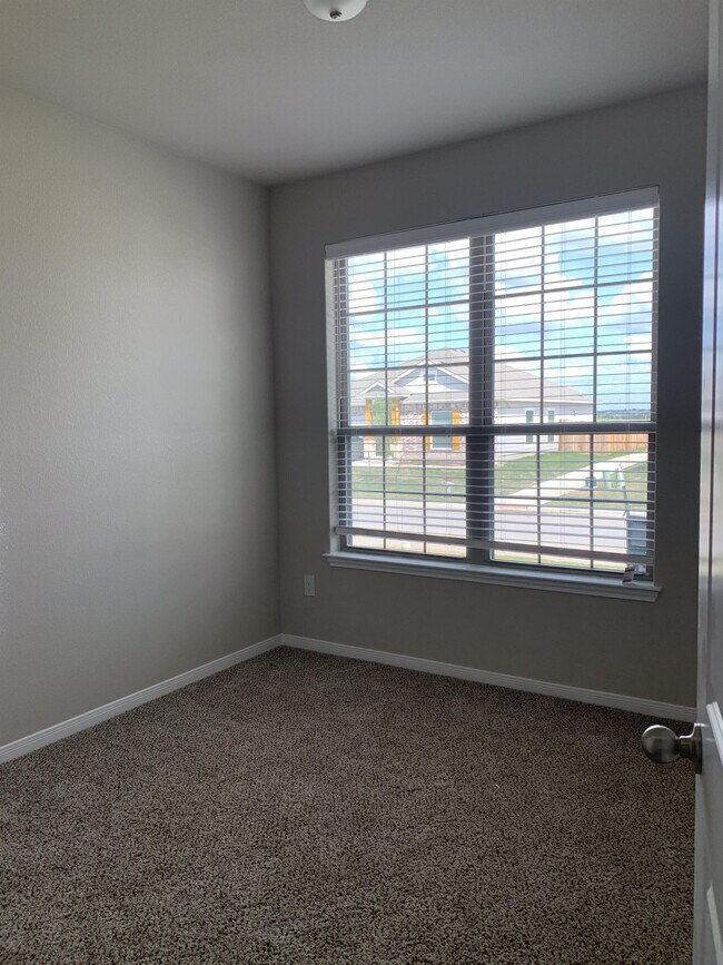 Building Photo - 1006 Aurora Grove Bend