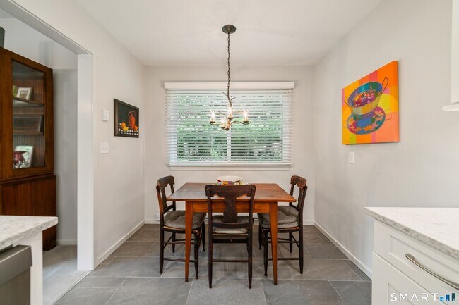 Building Photo - 595 Heritage Vlg