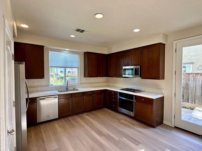 Building Photo - Lovely home with all new appliances and la...