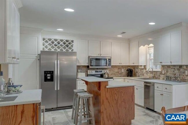 Building Photo - 1150 River Oaks Ln