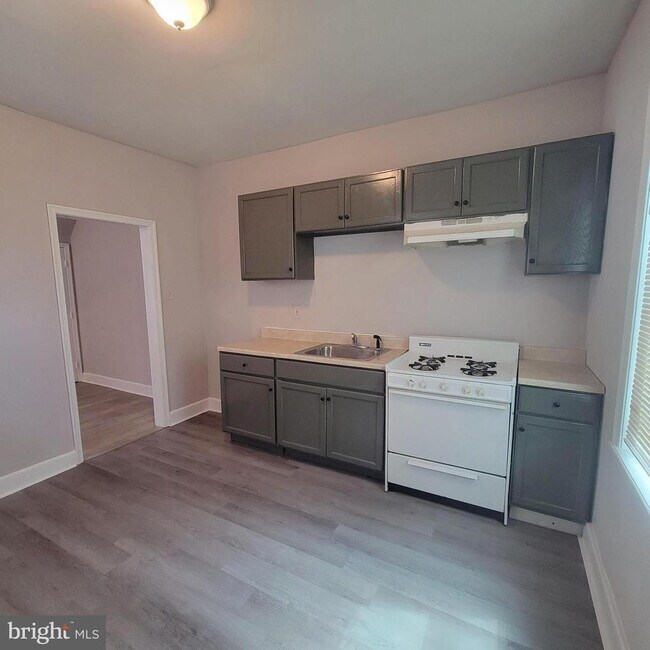 Building Photo - 5426 Regent St