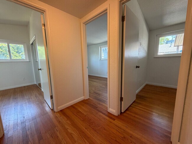Building Photo - Adorable 3 bedroom 2 bath bungalow in Rosemont