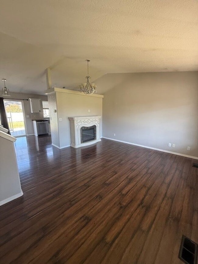 Building Photo - WELCOME TO YOUR NEW HOME! Large fenced yard. minutes from the Spokane River and Centennial Trail!...