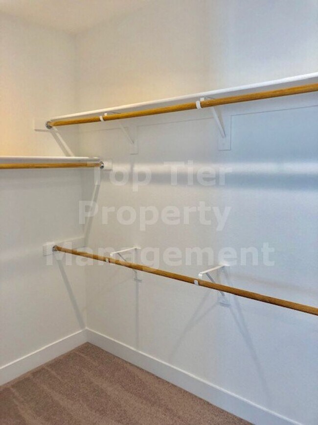 Building Photo - Beautiful tri-level 3 Bd/2.5 Ba, 2000 sf s...