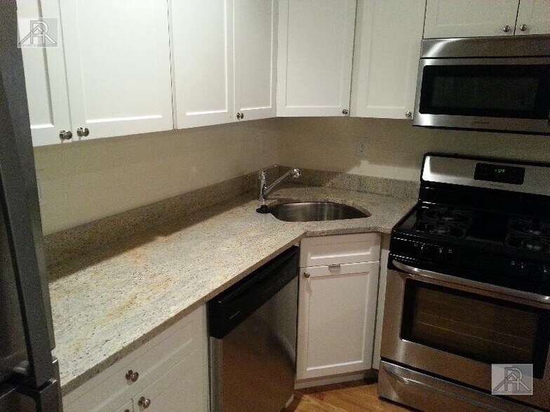 Building Photo - 66 Egmont St