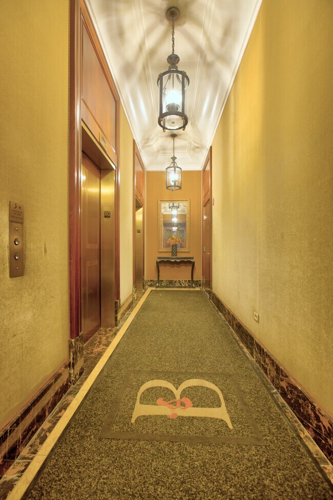 Building Photo - 57 E Delaware Pl