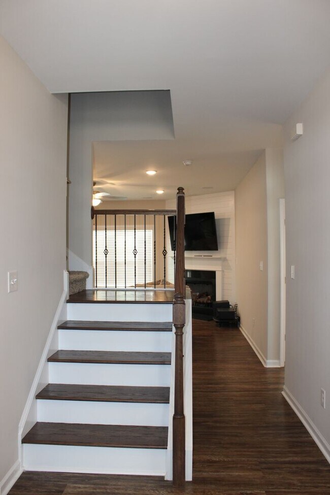 Building Photo - Flexible leasing Terms