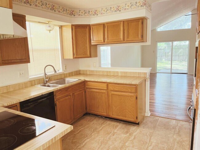 Building Photo - 10550 Walnut Glen Dr