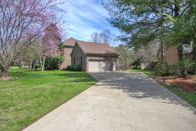 Building Photo - 4 BR 2/2 BA Large Fenced in Back Yard! Chef's Kitchen! Upstairs Bonus Room! 2 Car Garage