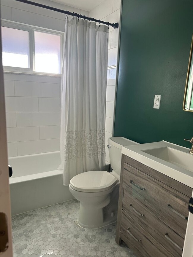 Building Photo - Multi Family Home 3 Bedroom and 2 Bath Com...