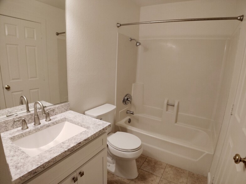Building Photo - 1671 Bramble Pl