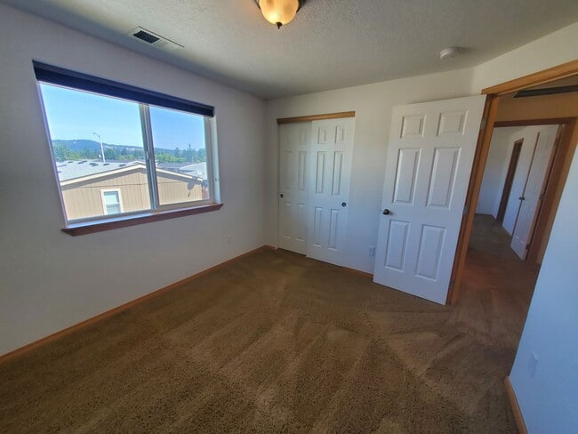 Building Photo - 3259 McKern Pl