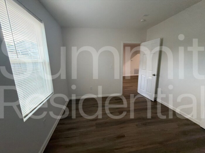 Building Photo - 327 Laclede St