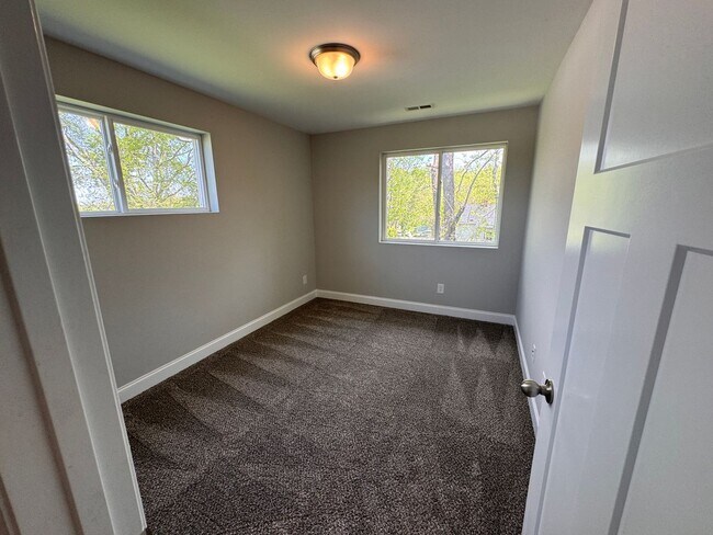 Building Photo - 3 Bedroom, 2.5 bath townhome in the heart of Columbia!