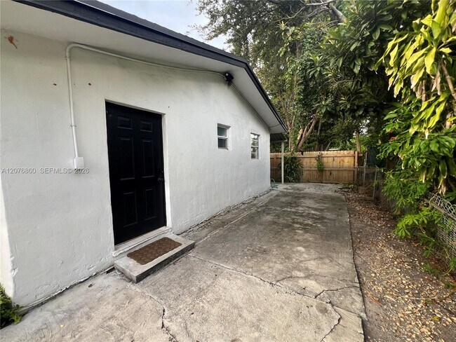 Building Photo - 3102 SW 10th St