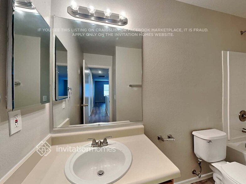 Building Photo - 936 E Corral St