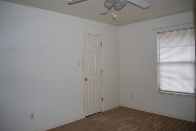 Building Photo - 910 Crymes Ln