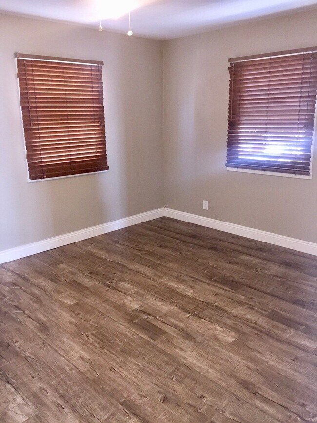 Building Photo - Glendale Hills traditional with fabulous views