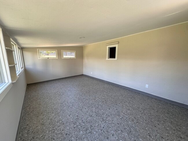 Building Photo - 930 N Fairview St