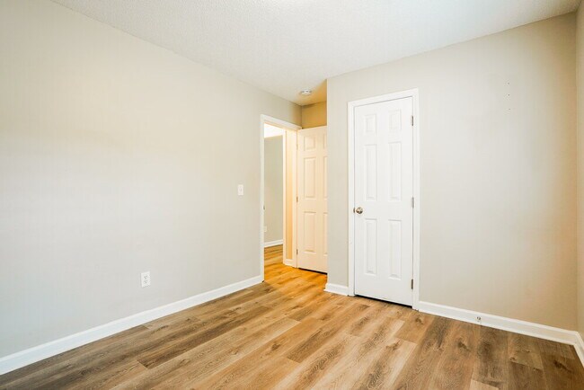 Building Photo - 121 Westonridge Run