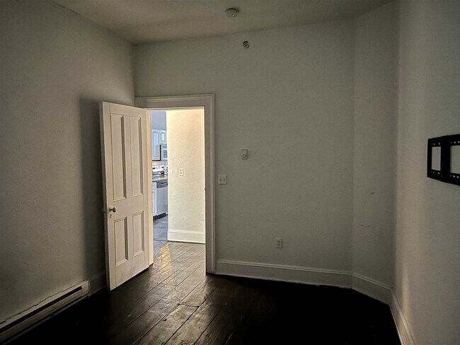 Building Photo - 304 Main St