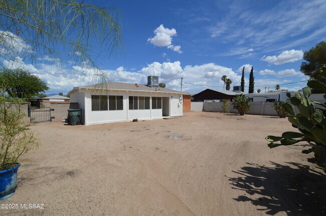 Building Photo - 2362 S Jefferson Ave