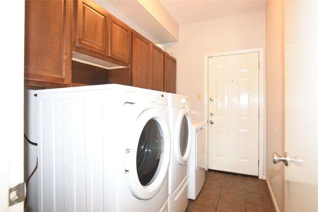 Building Photo - 940 Wycliffe Dr