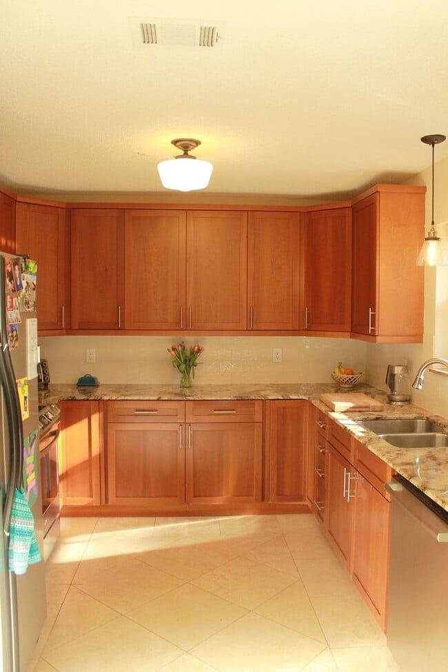 Building Photo - 260 Dominica Cir W