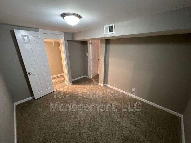 Building Photo - 706 NE Orchard Dr