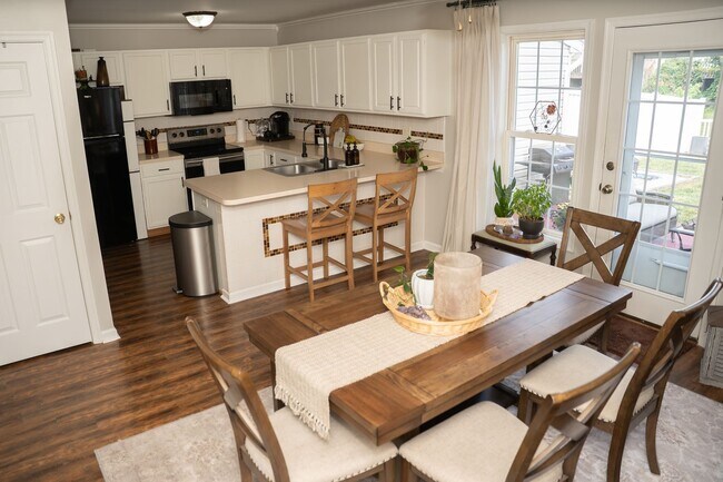 Building Photo - Charming 3 Bedroom, 1.5 Bath Townhome - EL...
