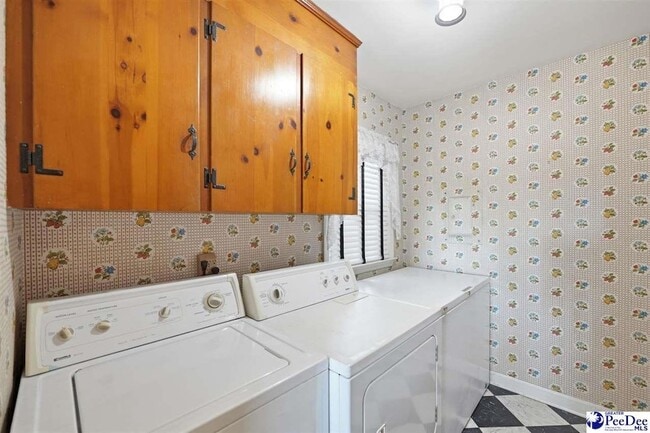 Building Photo - 2218 N Douglas St