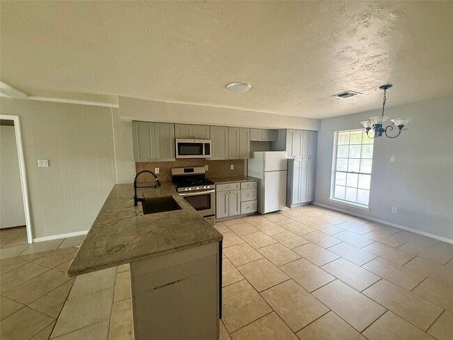 Building Photo - 3211 Hartfield Ln