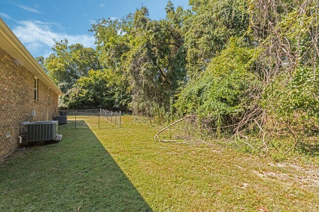 Building Photo - AVAILABLE DECEMBER 2ND. 2 Bed 1 bath FOR LEASE in South Inglewood (East Nashville). $1675 Rent. W...