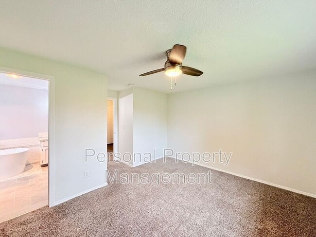 Building Photo - 10411 NE 66th St