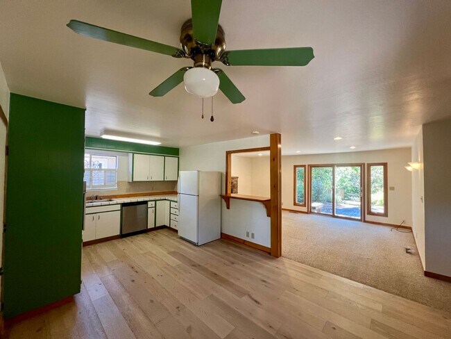 Building Photo - Charming 3 Bedroom 2 Bath home with large ...