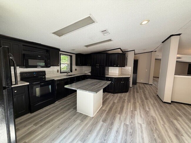Building Photo - Available Now Spacious 3 Bedroom Home on P...