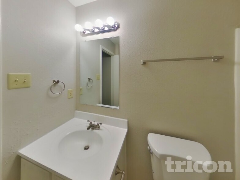 Building Photo - 121 Winterwood Dr