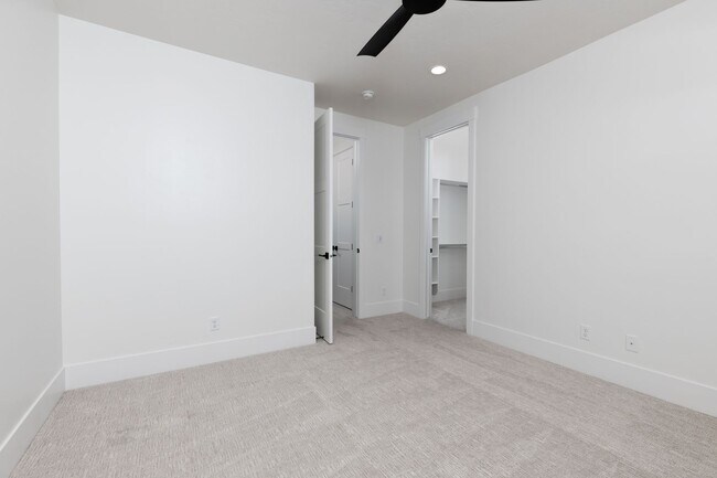 Building Photo - 6 bed / 4 bath / 3 car garage custom home in Pecan Valley