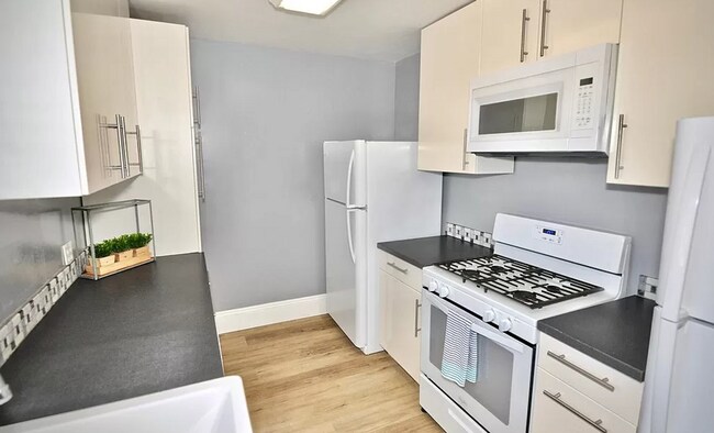 Building Photo - 5BD/2BA, Great Sunroom! (Lease out, pending signatures. Check back in a few days!)