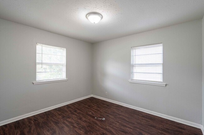 Building Photo - 3 Bedroom, 1 Bath Home!